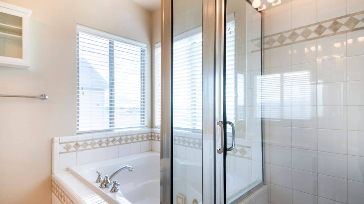 Eine Duschwand für die Badewanne anbringen, ganz ohne zu bohren