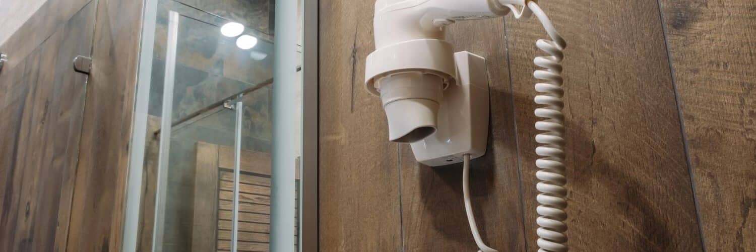 So hält der Föhnhalter ohne Bohren an der Wand