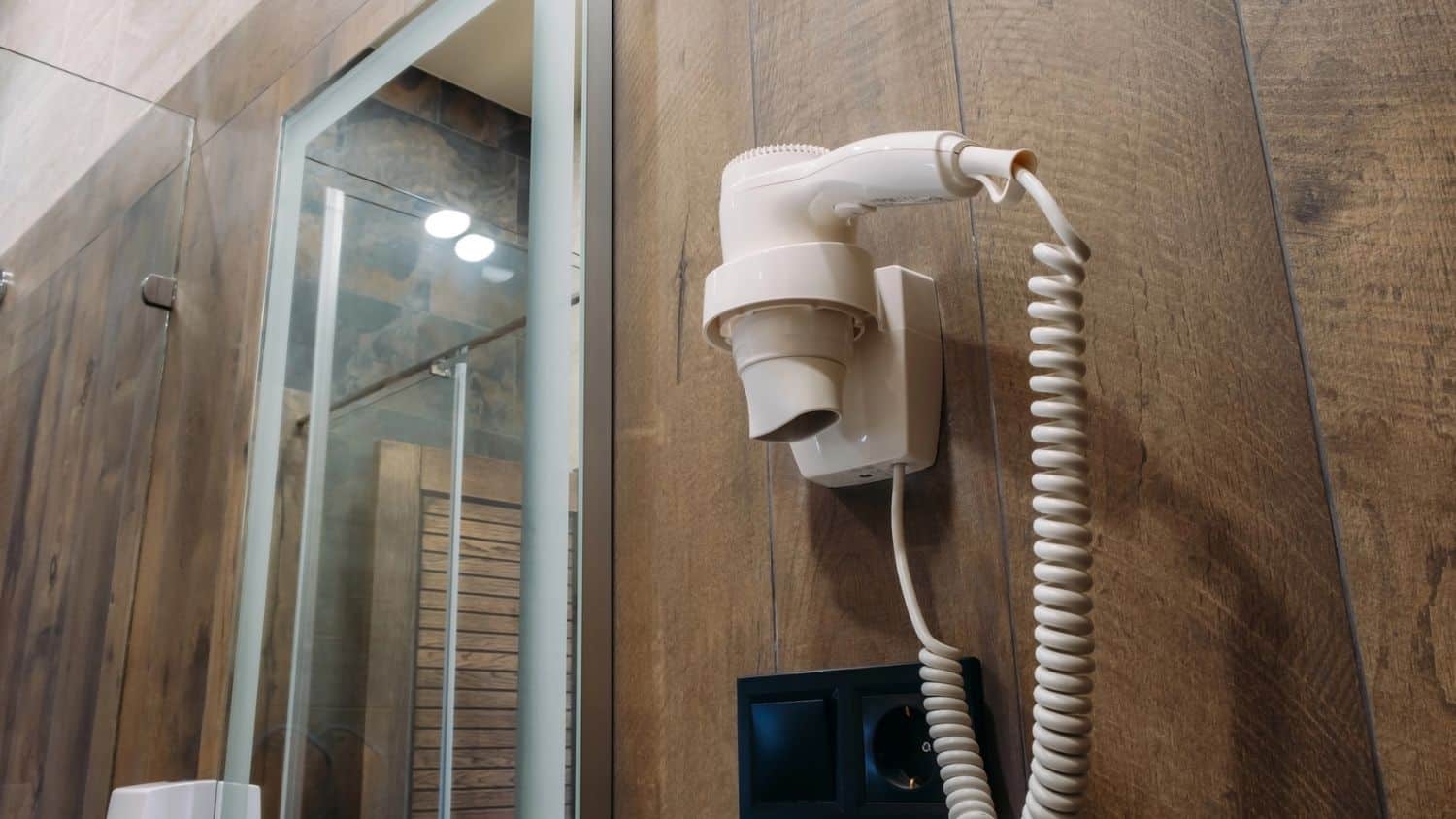 So hält der Föhnhalter ohne Bohren an der Wand