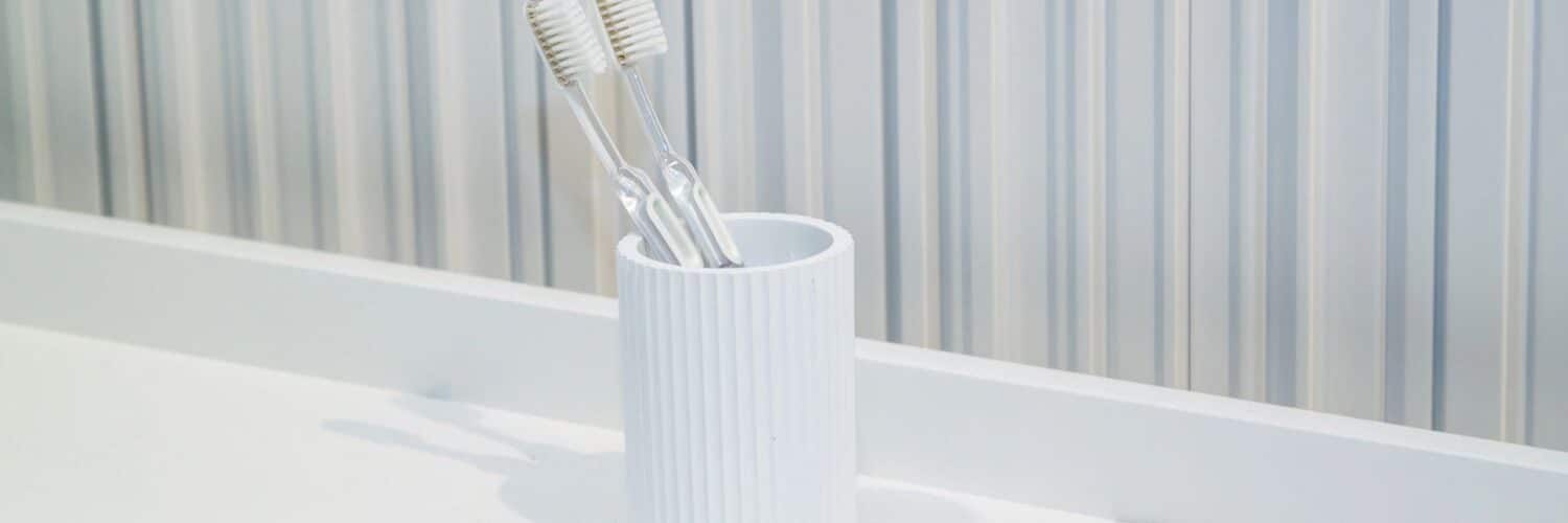 Wie der Zahnputzbecherhalter ohne Bohren hält