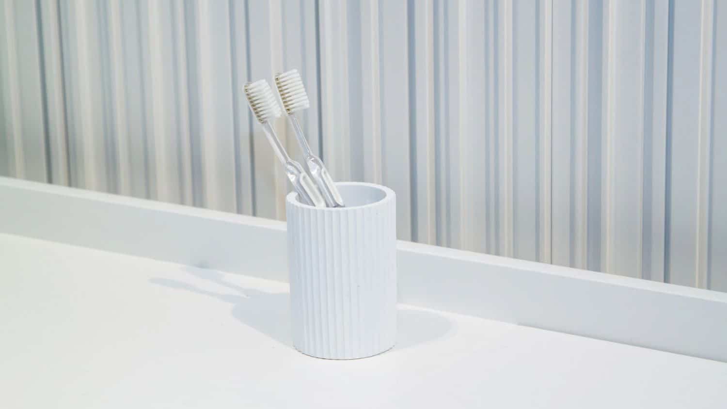 Wie der Zahnputzbecherhalter ohne Bohren hält